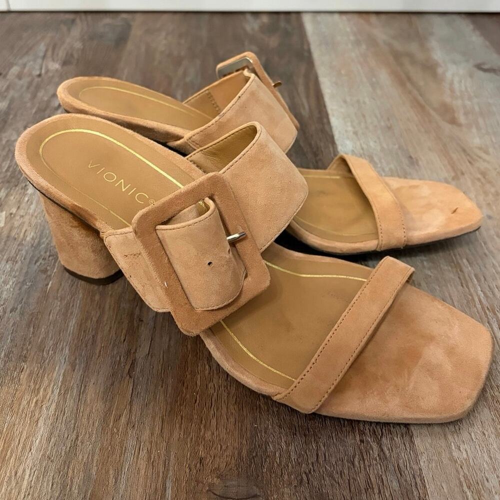 Vionic Brookell Heeled Sandal in tan macaroon suede, buckle slip on sz 8.5 EUC